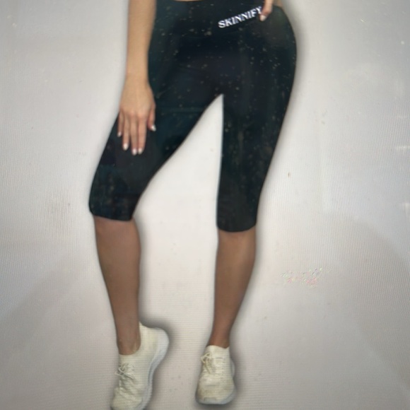 Capri Resistance Band Leggings - Picture 2 of 3